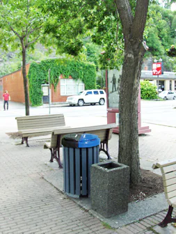 Couvercle pour poubelles publiques EcoloTOP utilisation dans un parc